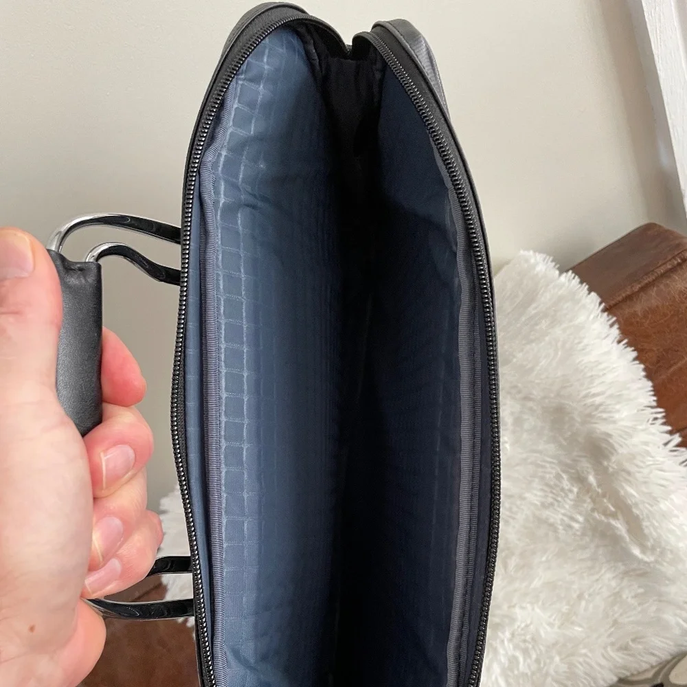 SOLD!! 
Tumi Arrivé Leather Laptop and Business brief - Picture 6 of 11